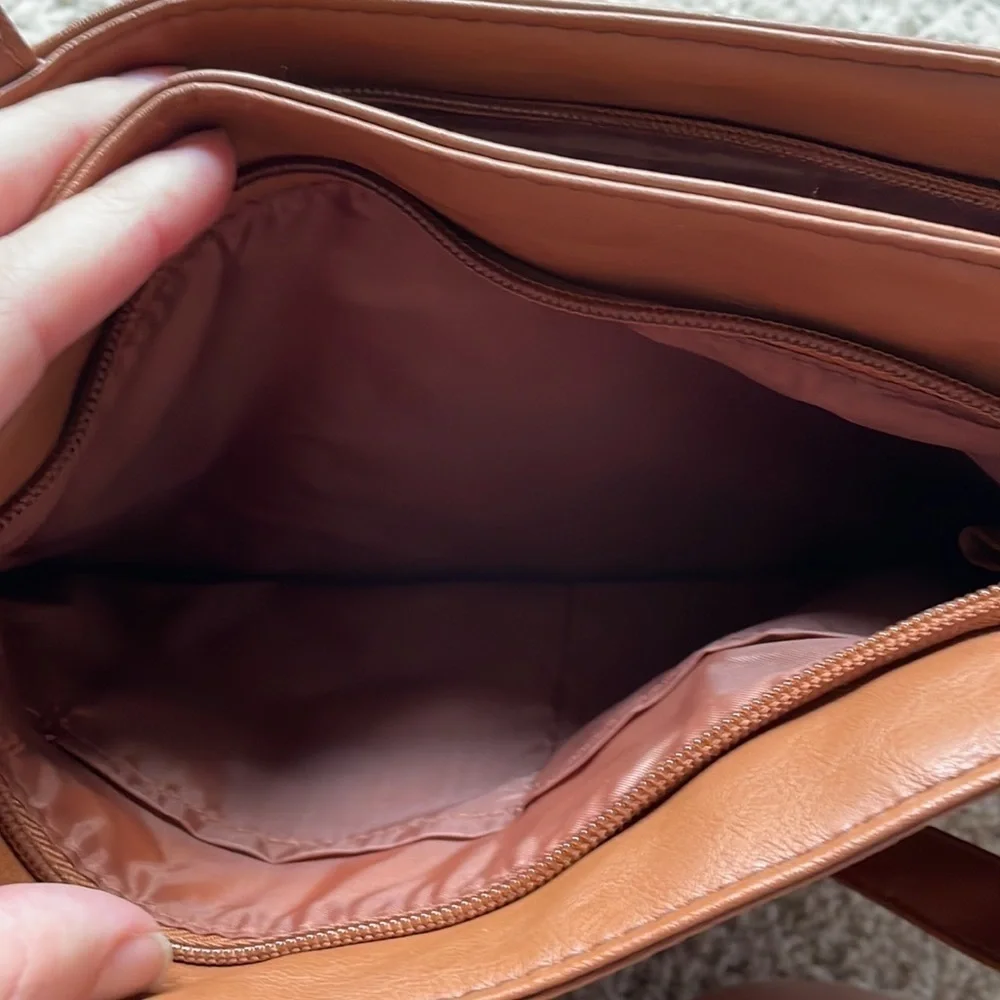 Brown purse with straps. Classic design and lots of organization.